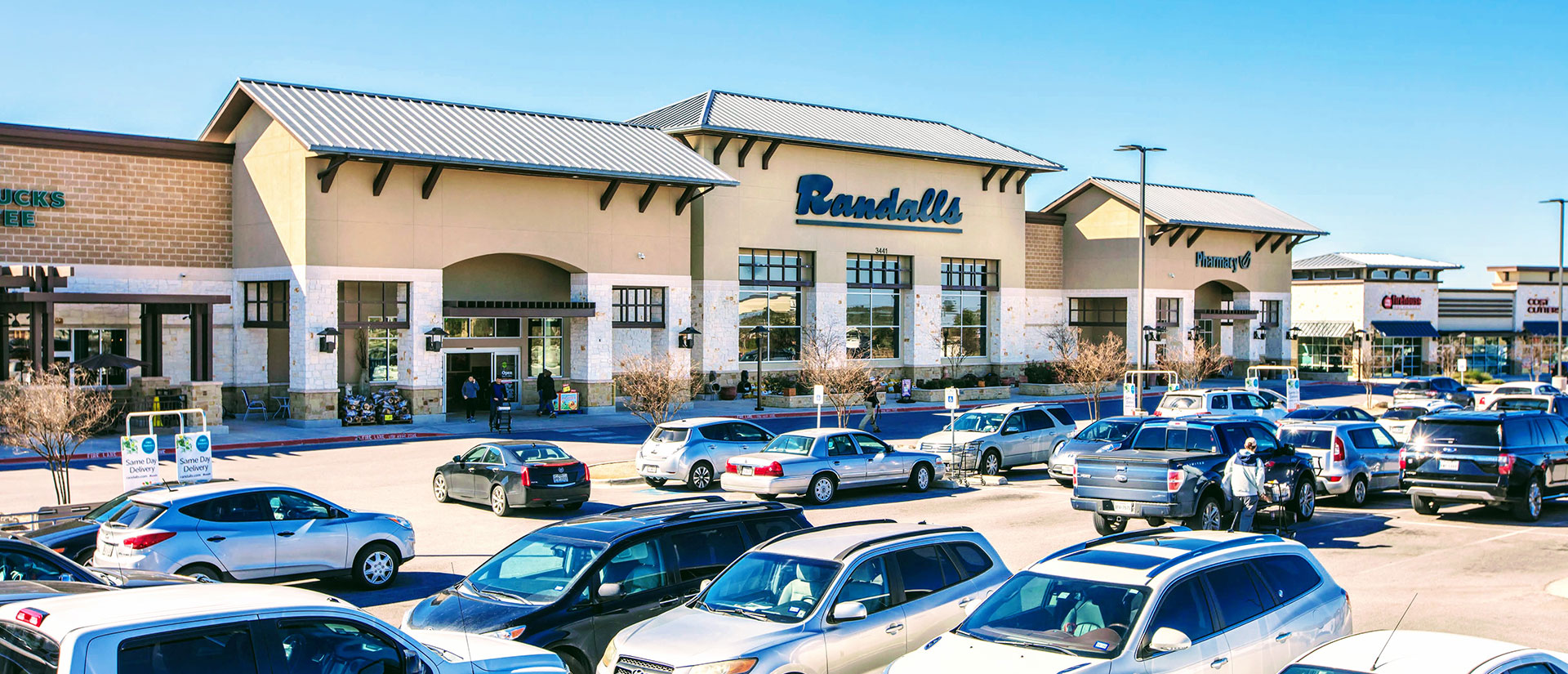 A crowded Randalls parking lot