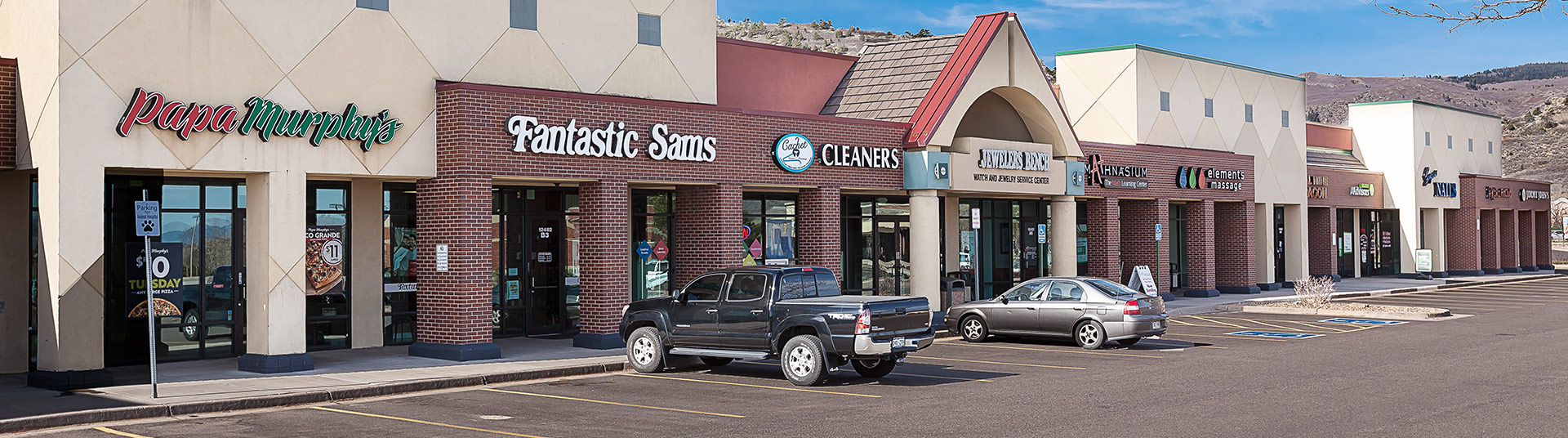 A storefront featuring Papa Murphy's, Fantastic Sams, and more